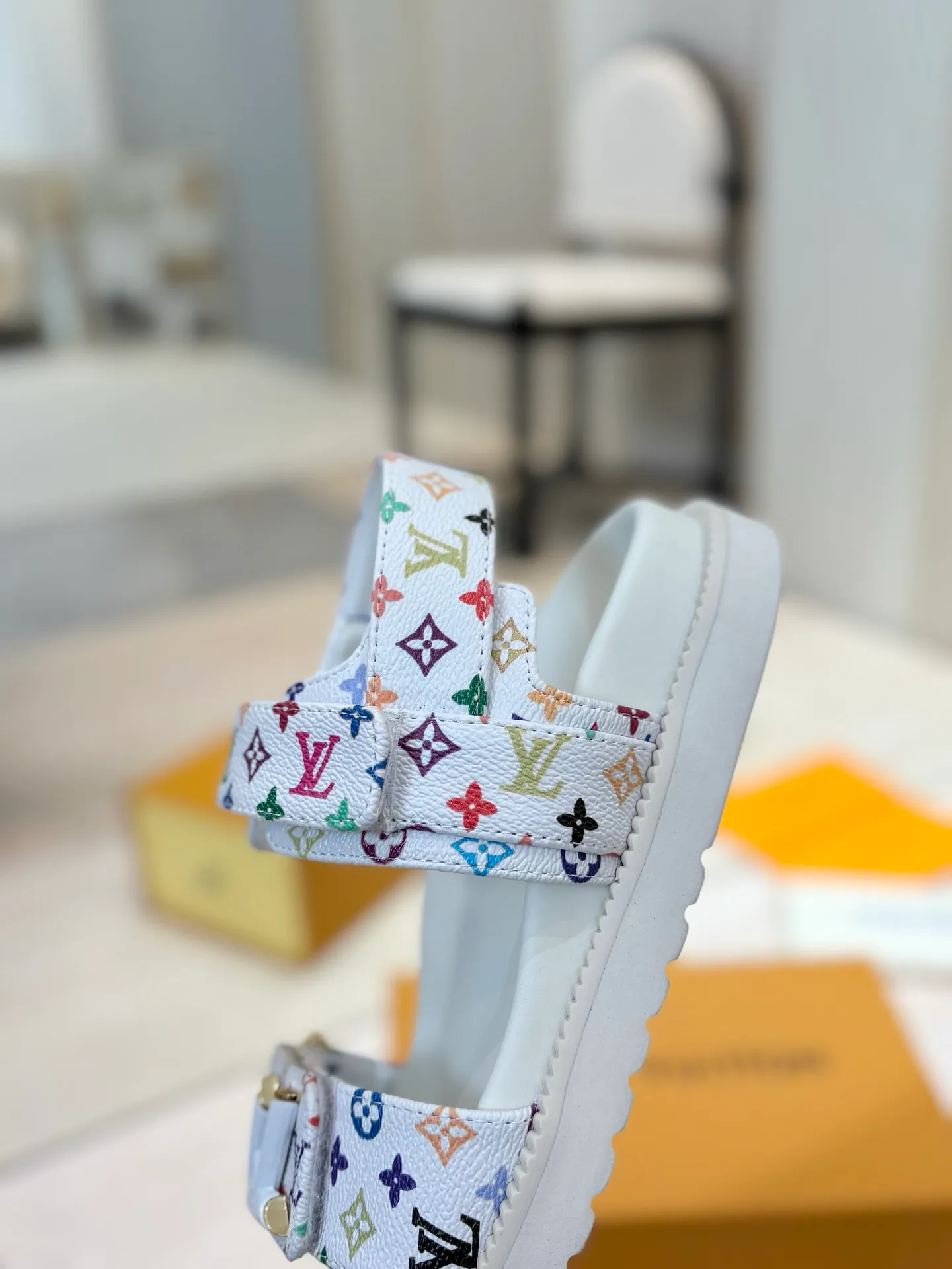 👟👟Ex-factory price 460👟👟 LV 2025 spring and summer new products 🥰 Popular LV donkey brand counters Embossed logo embossed sandals This Pool Pillow Comfort flat sandals are made of technical fabrics and use high-frequency embossing technology to reinterpret the Monogram pattern. Soft padded upper with adjustable Velcro, comfortable and tough insole adds harmonious colors 👍New hard goods, purchasing agent level! Full of high-end feel! A popular model among bloggers at home and abroad, it’s retro and fashionable and looks amazing on your feet! The official website's main recommendation 👍👍 ✅ Upper: waterproof special original fabric ✅ Inner lining: imported mixed sheepskin ✅ Outsole: original molded foam outsole ✅ Number of sizes: women's size 35-45 (women's size 41 men's 38.45, custom-made, non-refundable) ✅ Packaging: full set of drawer boxes ​